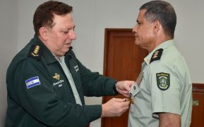 Ejército condecora a oficiales que pasaron a retiro