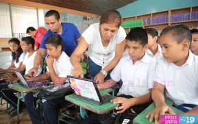 España aprueba crédito de 26 millones de dólares para aulas digitales móviles