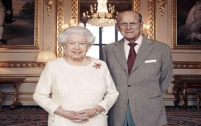 Reyes de Inglaterra celebran 70 años de matrimonio