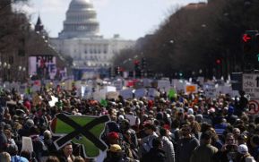 Cientos de miles personas se manifiestan en Estados Unidos para reforzar el control de las armas