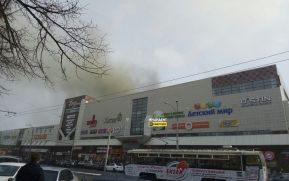 Al menos 37 muertos y decenas desaparecidos en el incendio de un centro comercial en Rusia