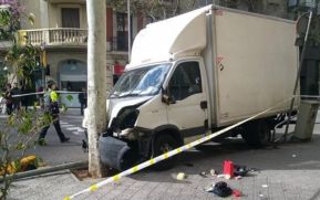 Un camión sin frenos atropella accidentalmente a seis personas en el centro de Barcelona