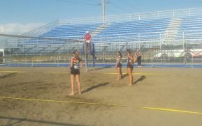Colegios de secundaria participan en torneo de voleibol de playa