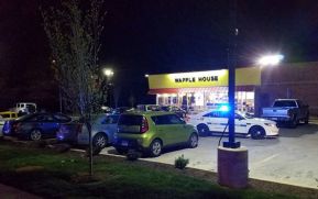 Un hombre desnudo abre fuego en una cafetería de Tennessee: 4 muertos