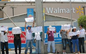 Población protege el supermercado Walmart de la ola de saqueo