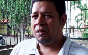 Poblador con trastorno cerebrovascular rompe en llanto ante el asedio de grupos vandálicos