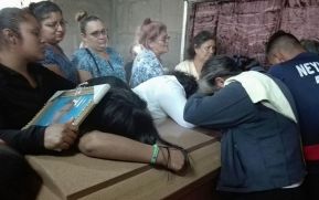 Familiares y amigos velan a sub oficial de la policía que fue quemado por terroristas