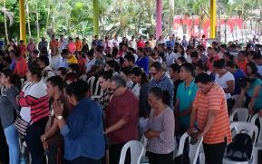 Pobladores de Nueva Guinea doblan sus rodillas pidiendo paz