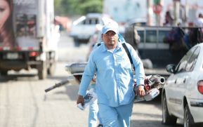 MINSA fumiga viviendas del barrio Tierra Prometida