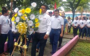 Ofrendas florales en monumento a los héroes y mártires costeños