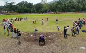 Inauguran liga de softball en Waslala