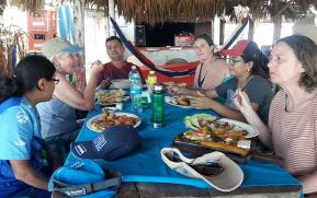 Turistas norteamericanos pasean en La Boquita