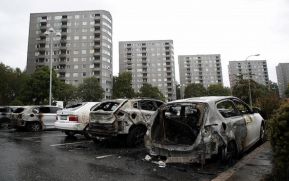 Jóvenes encapuchados incendian más de un centenar de carros en Suecia