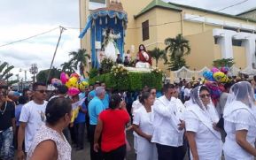 Familias participan en procesión de la Virgen de la Asunción de María en Juigalpa