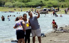 Familias se divierten en la laguna de Xiloá