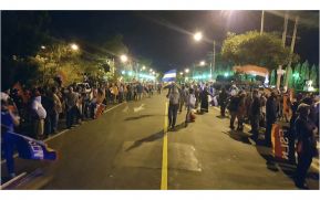 Familias de León en vigilia por La Paz