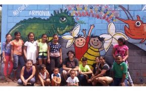 Niños pintan mural por la Paz