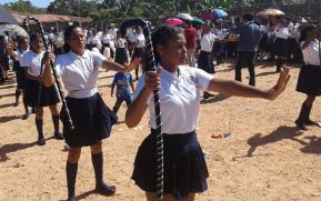 Alumnos de primaria del Caribe Norte se desbordan celebrando las fiestas patrias