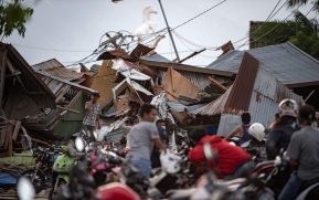 Entra en erupción un volcán en Indonesia días después del terremoto y tsunami