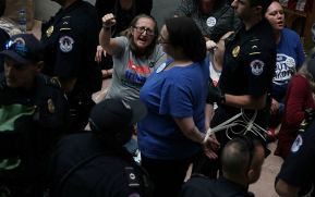 328 personas fueron detenidas por protestar contra la nominación del juez de Kavanaugh en EE.UU.