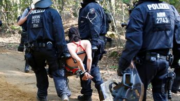 2 mil policías desalojan a decenas de activistas en un bosque de Alemania