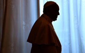 El papa acepta renuncia del cardenal Donald Wuerl, acusado de encubrir abusos