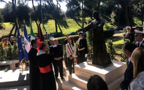 Develan en Roma la escultura dedicada a Monseñor Oscar Arnulfo Romero