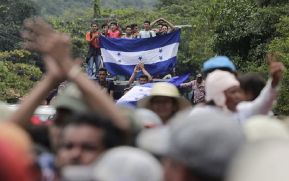 Trump amenaza con cortar la ayuda a Honduras si no se pone fin "a la gran caravana" de migrantes