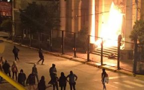 Feministas atacan iglesia y municipio en Argentina