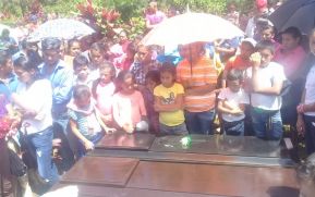 Realizan honras fúnebres de las 4 personas que fallecieron por el deslizamiento de tierra