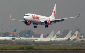 FOTOS, VIDEO: Primeras imágenes desde el lugar del accidente del Boeing 737 de Lion Air