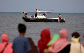 Mueren todos los pasajeros del avión que cayó en Indonesia