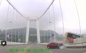 El momento en que una pasajera agrede al chofer, éste pierde el control y el autobús cae desde un puente en China: 15 muertos