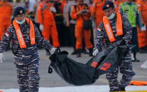 Encuentran en el fondo marino cuerpos de pasajeros del vuelo de Lion Air abrochados a sus asientos