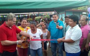 Más familias de Rosita estrenan proyecto de electrificación