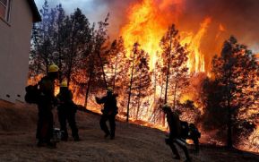 California despierta en medio de un devastador incendio