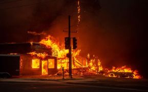 VIDEO: Un "diablo de fuego" surge en medio del voraz incendio forestal que arrasa California