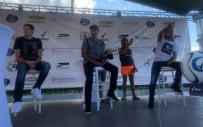 Leyendas del fútbol brindan conferencia de prensa en Managua