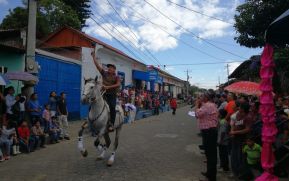 Familias y visitantes siguen disfrutando de ferias, balnearios, y actividades religiosas y recreativas este fin de semana