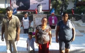 Familias comerciantes depositan flores y hacen guardia de honor al comandante Gaspar García Laviana