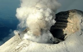 México: Explota el volcán Popocatépetl y emite una fumarola de 2 kilómetros
