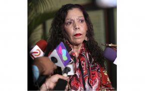 Compañera Rosario después del Acto de la XXI Promoción de Cadetes de la Policía Nacional