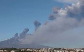 Erupciona volcán del monte Etna en Italia