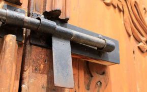 Arzobispo ordena cierre temporal de monasterio tras arresto de monjes por abusos