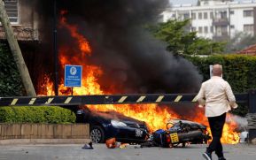 Pánico y coches en llamas tras explosiones y tiroteo en un gran hotel de Nairobi