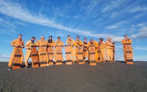 Turistas se deslizan sobre el Cerro Negro
