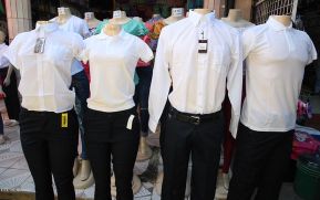 Mercado Oriental con atractivas promociones escolares