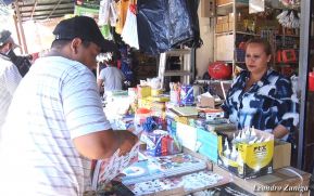 Comerciantes del mercado Oriental con ofertas escolares