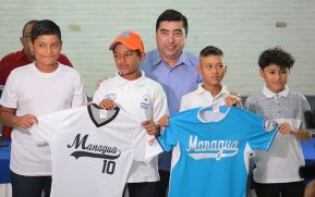 ALMA entrega uniformes a peloteritos que representarán a Managua en los Campeonatos Nacionales Infantiles A y AA