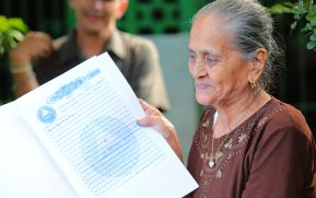 Tiene 83 años y hoy cumplió su sueño de tener un título de propiedad